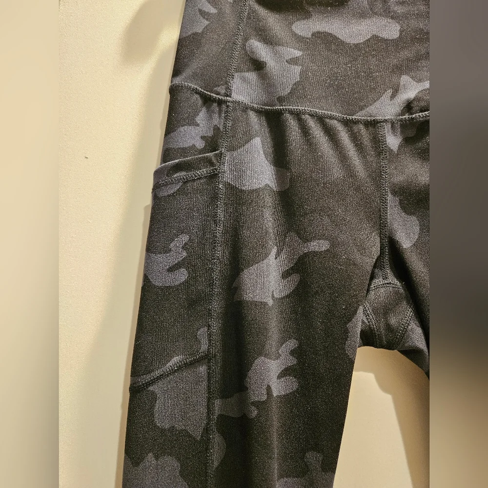 Yogalicious Lux High Waist Ankle Leggings Womens Small Black Camo 2 Side Pockets - Picture 2 of 8